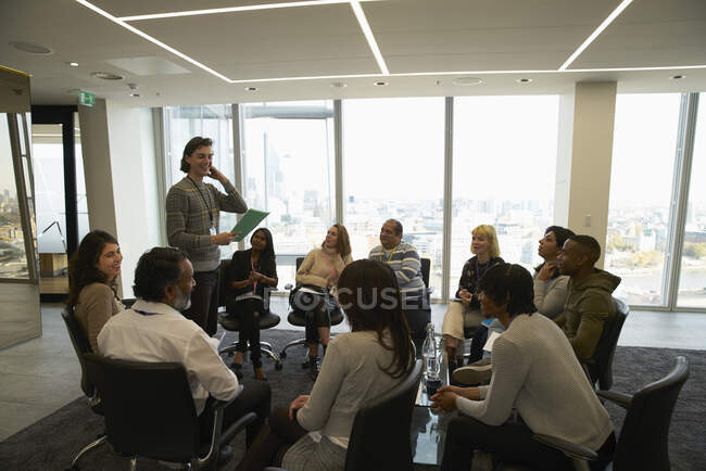 Uomini d'affari in sala conferenze — Foto stock