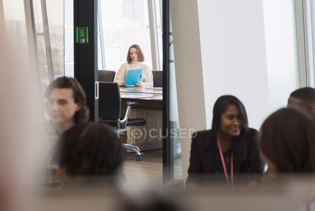 Femme d'affaires avec de la paperasse dans la salle de conférence — Photo de stock