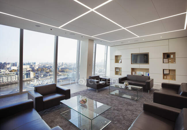Moderno highrise business office lobby com vista para a cidade — Fotografia de Stock