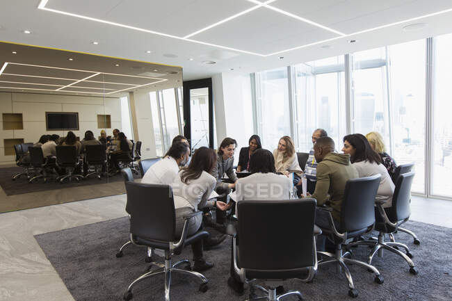 Negócios reunidos em círculo na sala de conferências — Fotografia de Stock