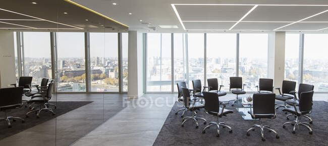 Cadeiras em um círculo na moderna sala de conferências highrise — Fotografia de Stock