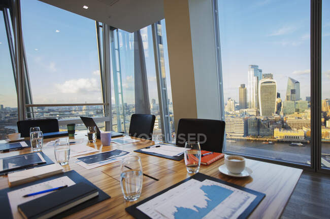 Modern conference room overlooking highrise buildings and city — Stock Photo
