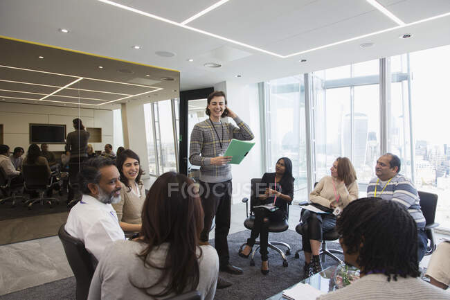 Улыбающийся бизнесмен, ведущий встречу в офисе — стоковое фото