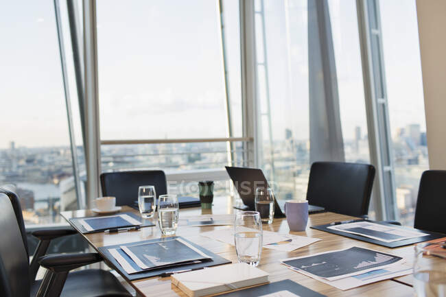 Business conference room overlooking city — Stock Photo