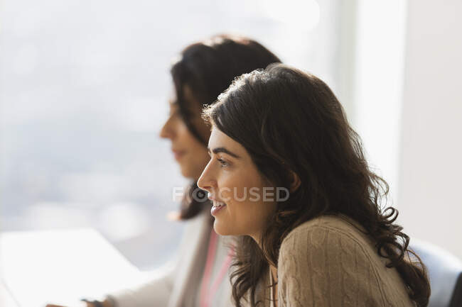 Профиль деловая женщина слушает на встрече — стоковое фото