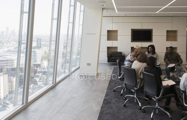 Gli uomini d'affari che parlano in sala conferenze urbana — Foto stock