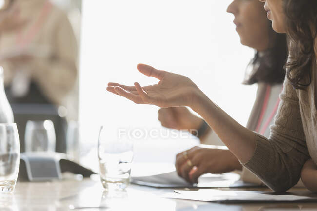 Mujer de negocios hablando y haciendo gestos en la reunión de la sala de conferencias - foto de stock