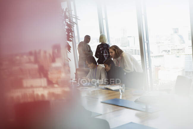 Pessoas de negócios no laptop em reunião de sala de conferências — Fotografia de Stock