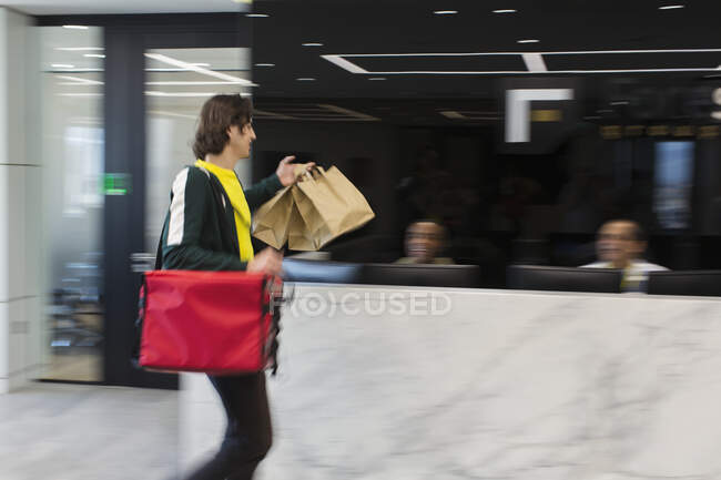Mensageiro entrega almoço para escritório de negócios — Fotografia de Stock
