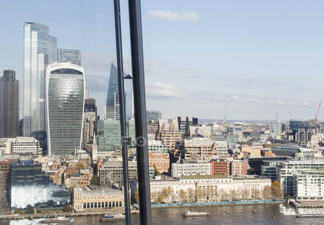 Sunny highrise cityscape view, Londres, Reino Unido - foto de stock