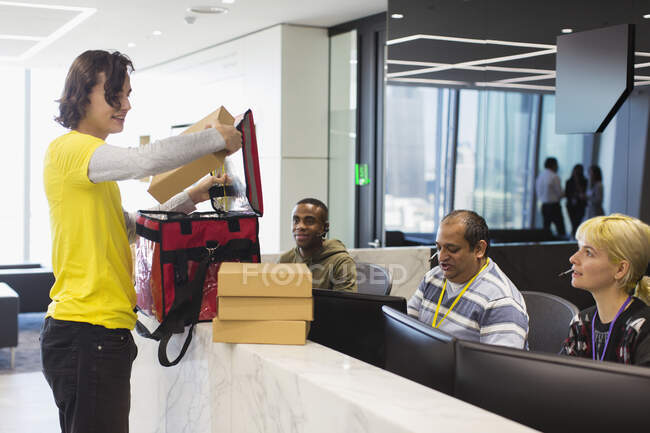 Mensageiro entrega almoço para escritório de negócios — Fotografia de Stock