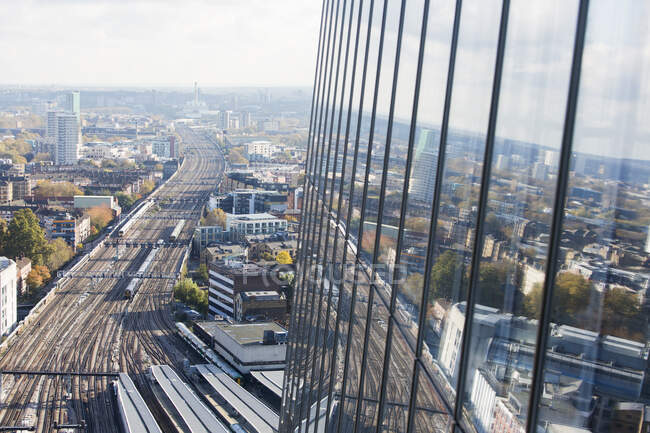 Vista urbana soleada desde el edificio Highrise, Londres, Reino Unido - foto de stock