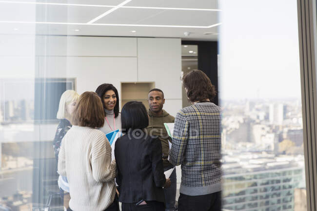 Uomini d'affari che parlano alla riunione degli uffici urbani — Foto stock