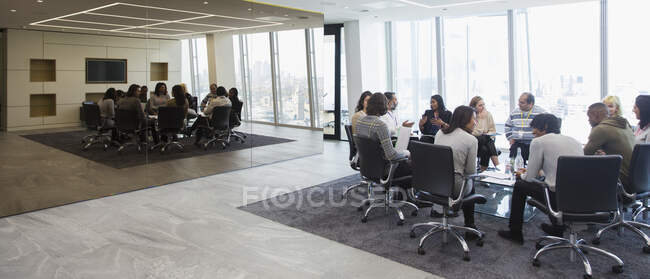 Gente de negocios en círculo en la sala de conferencias reunión - foto de stock