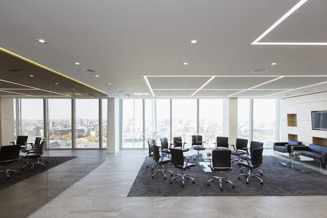 Cadeiras em círculo no moderno salão de negócios — Fotografia de Stock