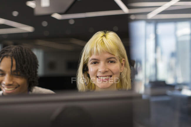 Ritratto donna d'affari sorridente e sicura di sé con auricolare in carica — Foto stock