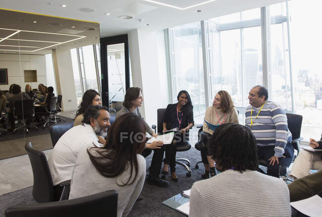 Les gens d'affaires parlent en cercle dans la salle de conférence — Photo de stock