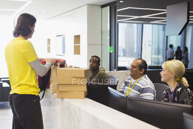 Messenger entrega almuerzo a oficina de negocios - foto de stock