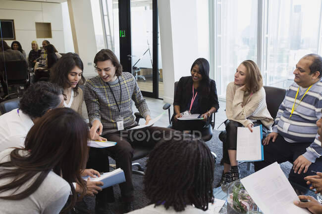 Gente de negocios hablando en círculo en reunión de la sala de conferencias - foto de stock