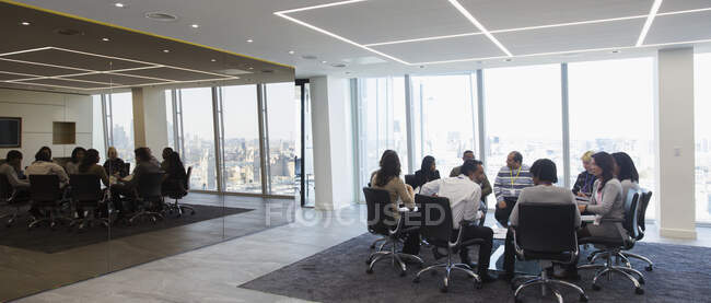 Gente de negocios hablando en círculo en reunión de la sala de conferencias - foto de stock