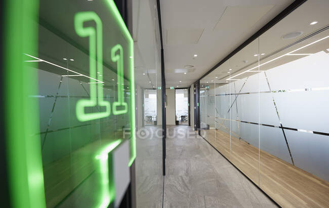 Panneau néon dans le couloir de bureau d'affaires moderne — Photo de stock