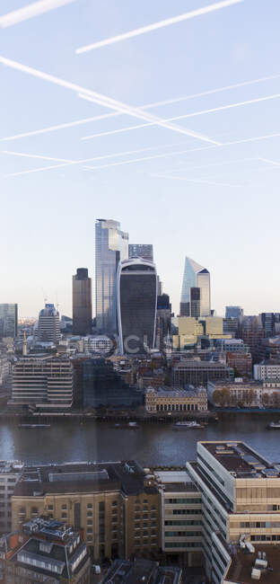 Bâtiments en hauteur avec vue sur le paysage urbain, Londres, Royaume-Uni — Photo de stock