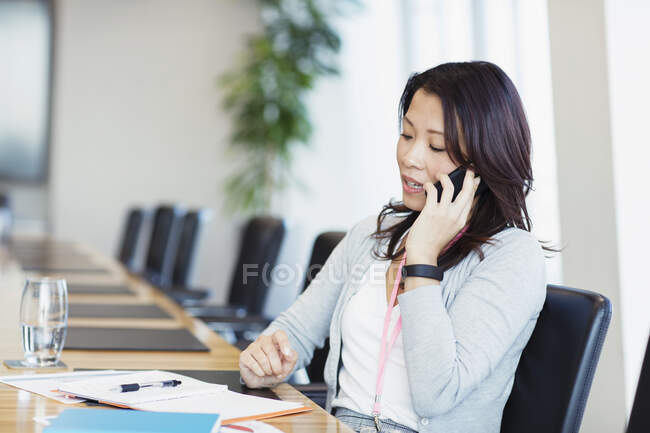 Geschäftsfrau telefoniert im Konferenzraum — Stockfoto