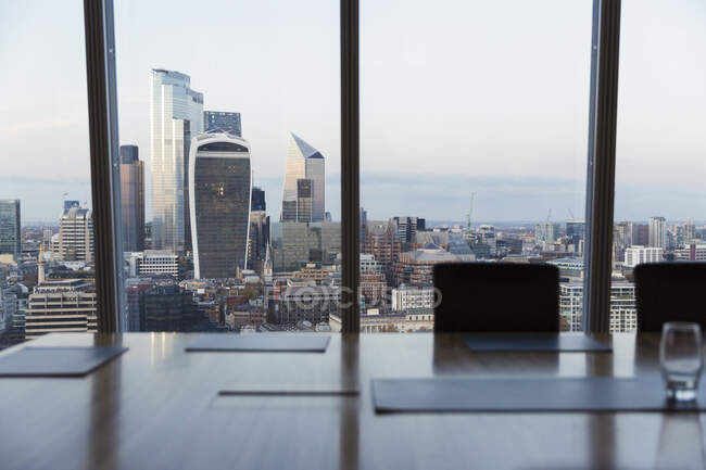 Vista de la ciudad desde la sala de conferencias Highrise, Londres, Reino Unido - foto de stock