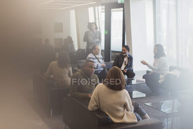 Деловые люди разговаривают в офисном зале — стоковое фото