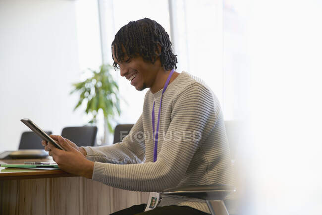 Geschäftsmann aus nächster Nähe hält Papierkram in Büro-Sitzung — Stockfoto