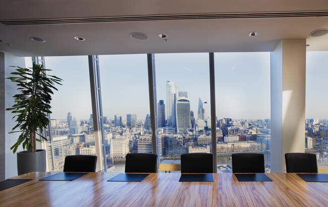 Vistas panorámicas del paisaje urbano desde la moderna sala de conferencias Highrise, Londres, Reino Unido - foto de stock