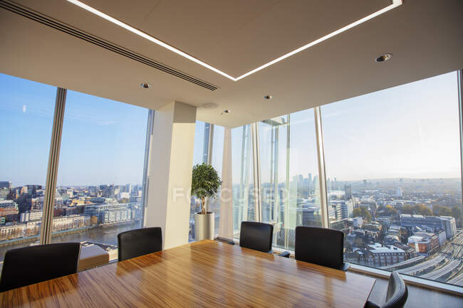 Sala conferenze angolare con vista panoramica sul paesaggio urbano, Londra, Regno Unito — Foto stock