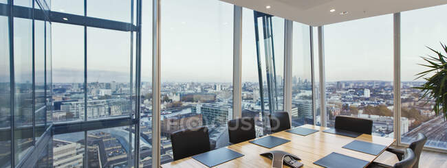 Современный конференц-зал с видом на городской пейзаж, Лондон, Великобритания — стоковое фото