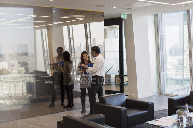 Gente de negocios hablando en la oficina - foto de stock