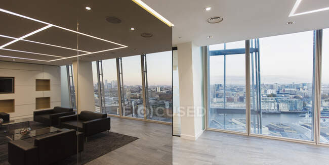Salón de oficinas urbano Highrise - foto de stock