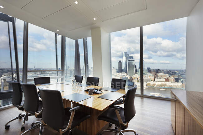 Moderner Hochhaus-Konferenzraum mit Blick auf die Stadt, London, Großbritannien — Stockfoto