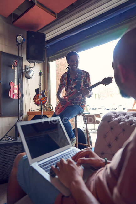 Musiker mit Laptop und E-Gitarre im Garagen-Tonstudio — Stockfoto