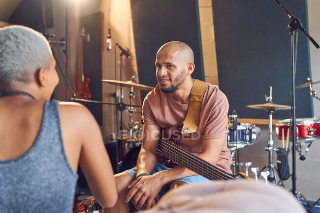 Musiciens parlant et pratiquant en studio d'enregistrement — Photo de stock