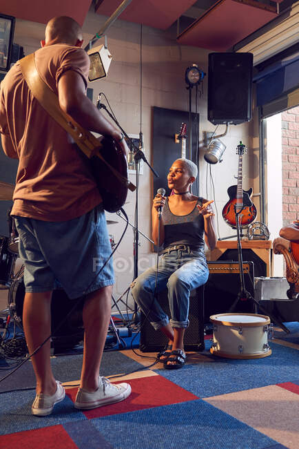 Músicos praticando em estúdio de gravação — Fotografia de Stock