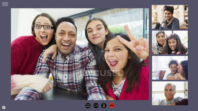 Família feliz e amigos videoconferência durante a quarentena do COVID-19 — Fotografia de Stock