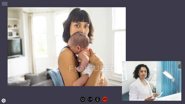 Madre con bebé recién nacido video conferencia médico durante COVID-19 - foto de stock