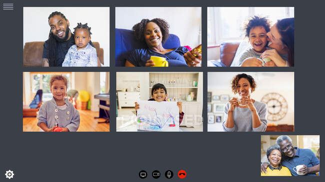Extended family video conferencing during COVID-19 quarantine — Stock Photo