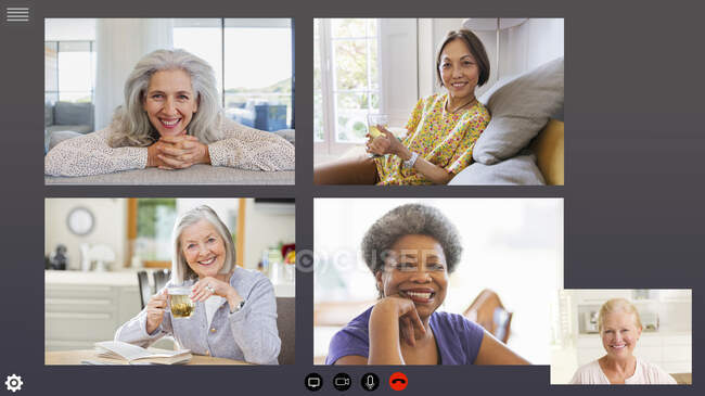 Mulheres idosas amigas videoconferência durante quarentena COVID-19 — Fotografia de Stock