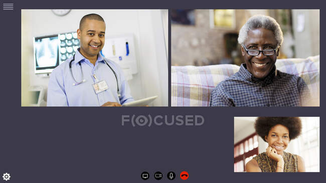 Videoconferencia médica con pacientes durante la cuarentena de COVID-19 - foto de stock
