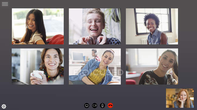 Mulheres felizes amigos videoconferência durante quarentena COVID-19 — Fotografia de Stock