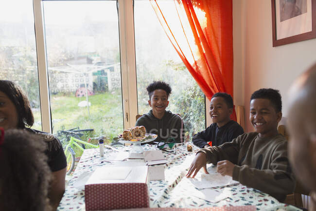 Щаслива родина за різдвяним обіднім столом — стокове фото