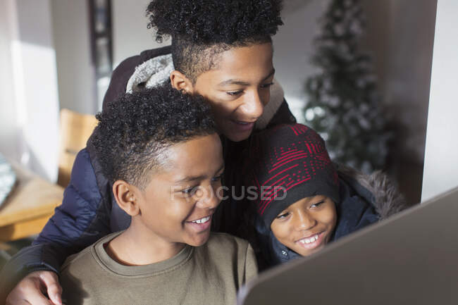 Irmãos felizes usando o computador — Fotografia de Stock