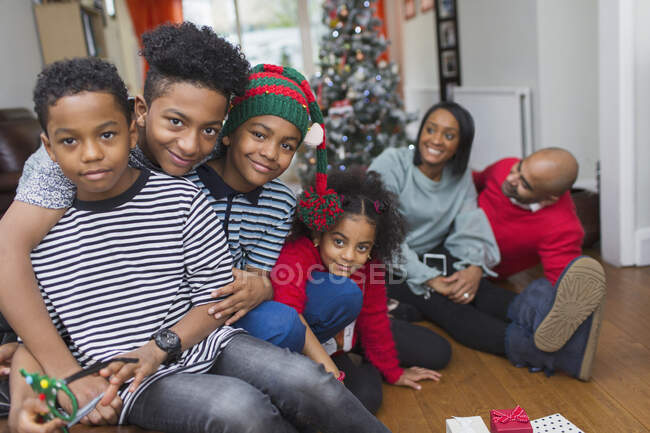Retrato familia feliz celebrando la Navidad en la sala de estar - foto de stock
