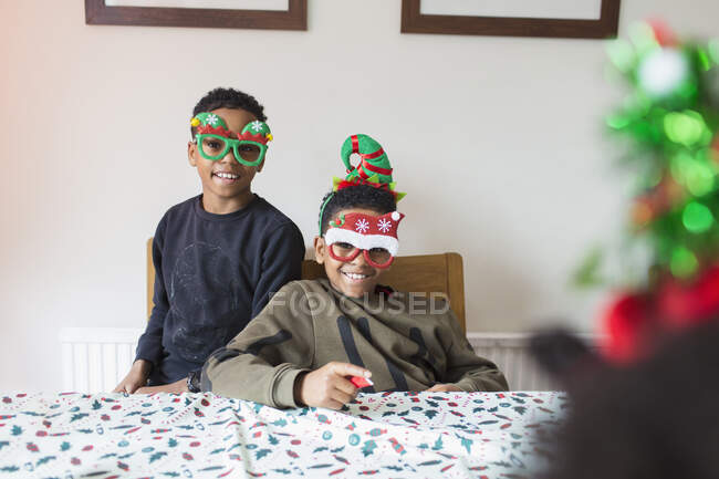 Ritratto carino fratelli che indossano occhiali di Natale festivi — Foto stock