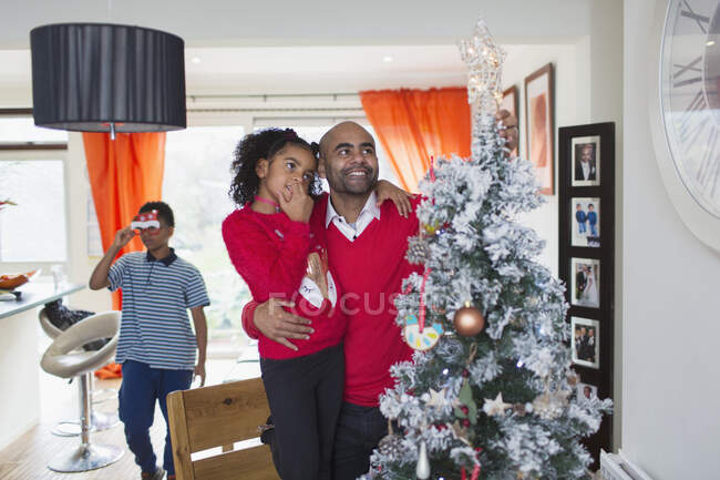 Vater und Tochter schauen auf den Weihnachtsbaum — Stockfoto